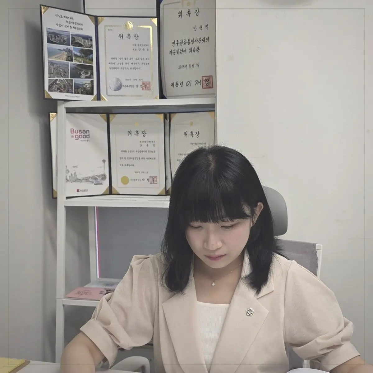 상속포기 신고 전 가족관계와 기한 서류를 검토하는 안윤정 법무사