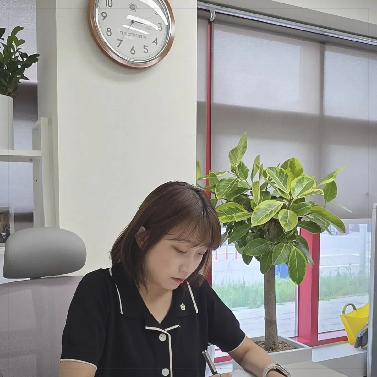 소유권이전등기를 안내하는 안윤정 법무사