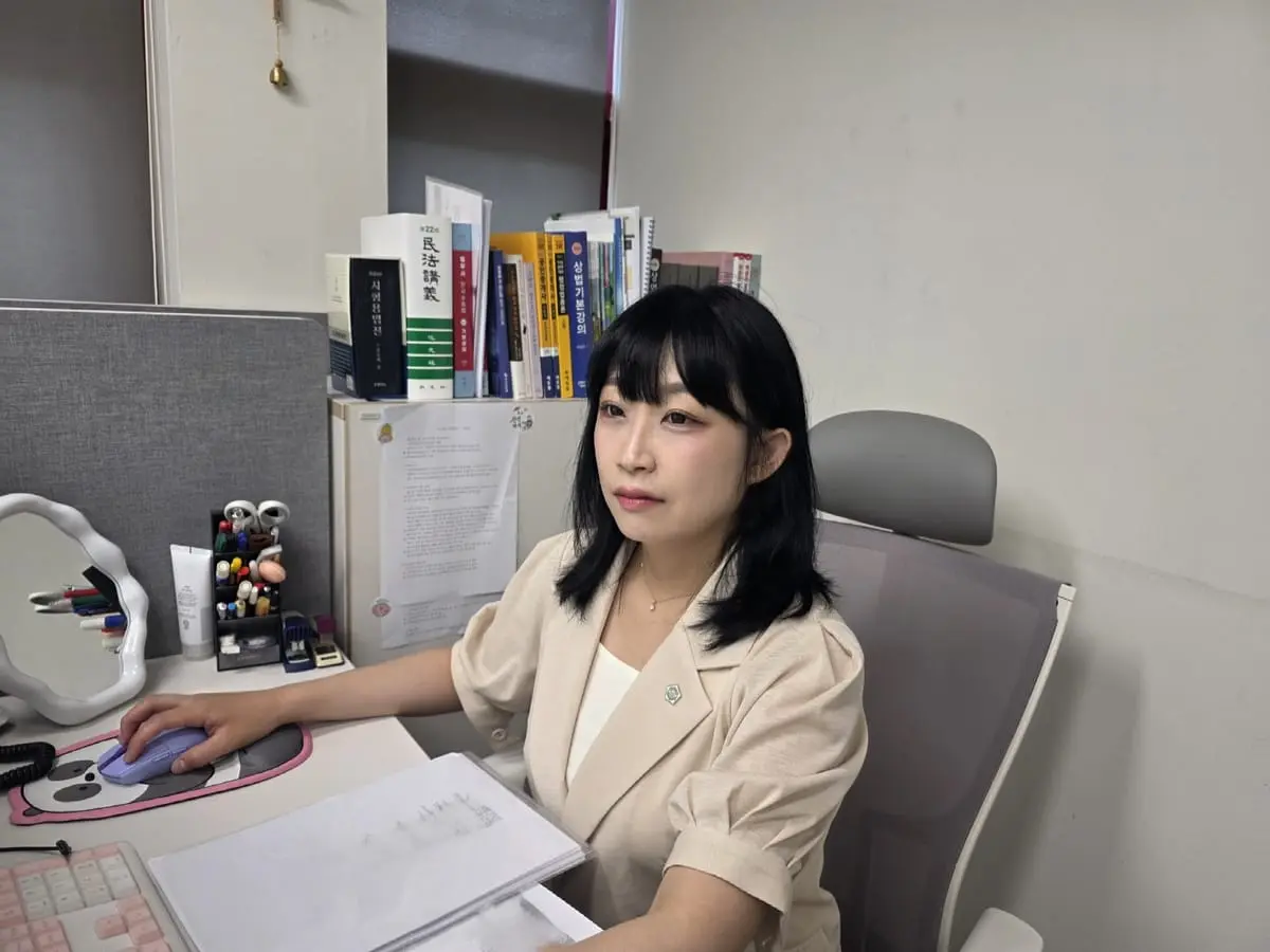 다옴법무사사무소에서 법무사가 책상에서 상속 서류를 검토하는 모습