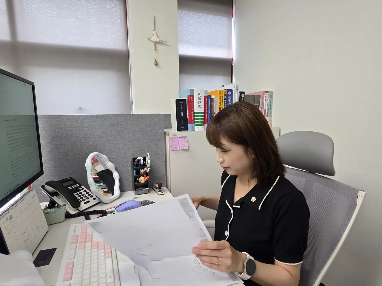 부동산등기 서류를 확인하는 모습