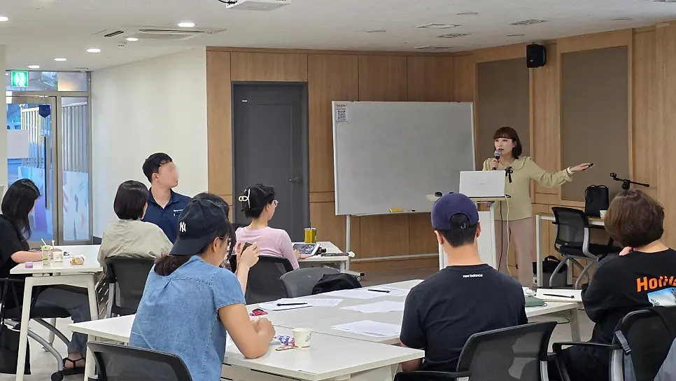 지역 생활법률 교육을 진행하는 장면